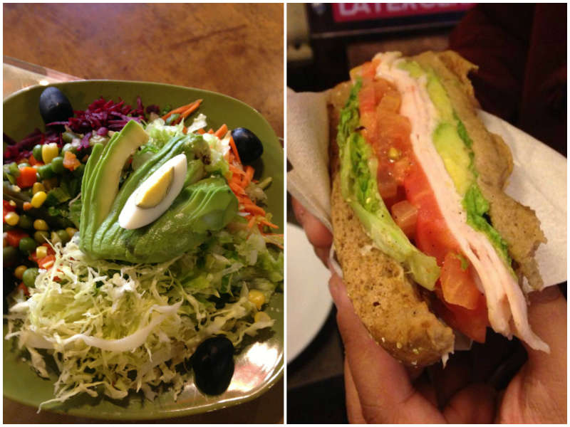 salada e sanduíche com abacate