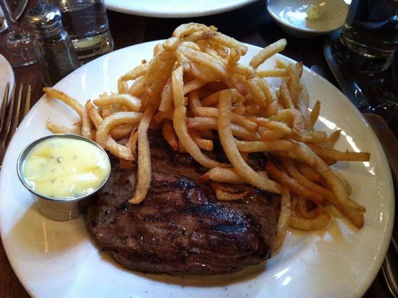 Steak frites et sauce béarnaise no Balthazar