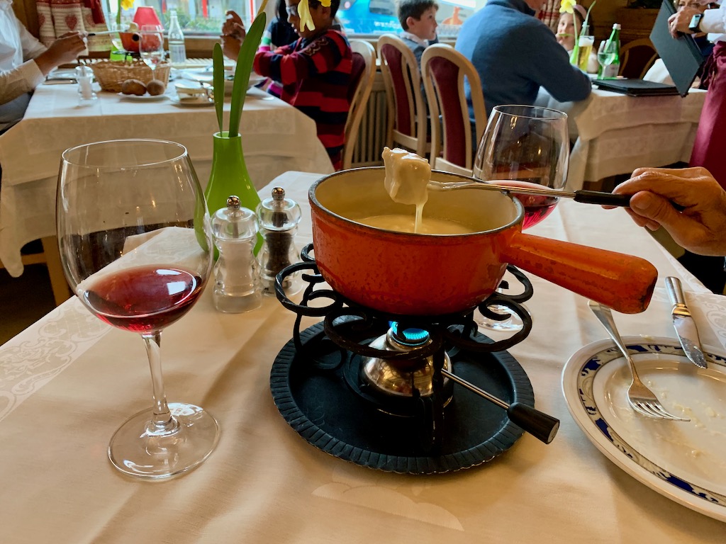 O que comer na Suíça fondue de queijo